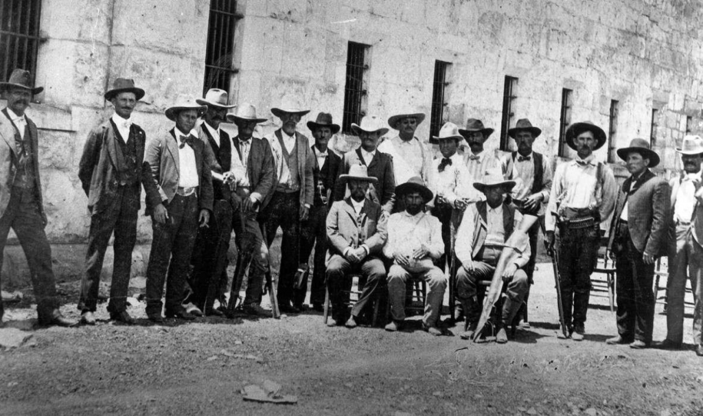 Cortez, seated in middle, June 1901.  From Barker Texas History Center. https://www.mysanantonio.com/opinion/commentary/article/Gregorio-Cortez-the-myth-and-the-man-7420445.php